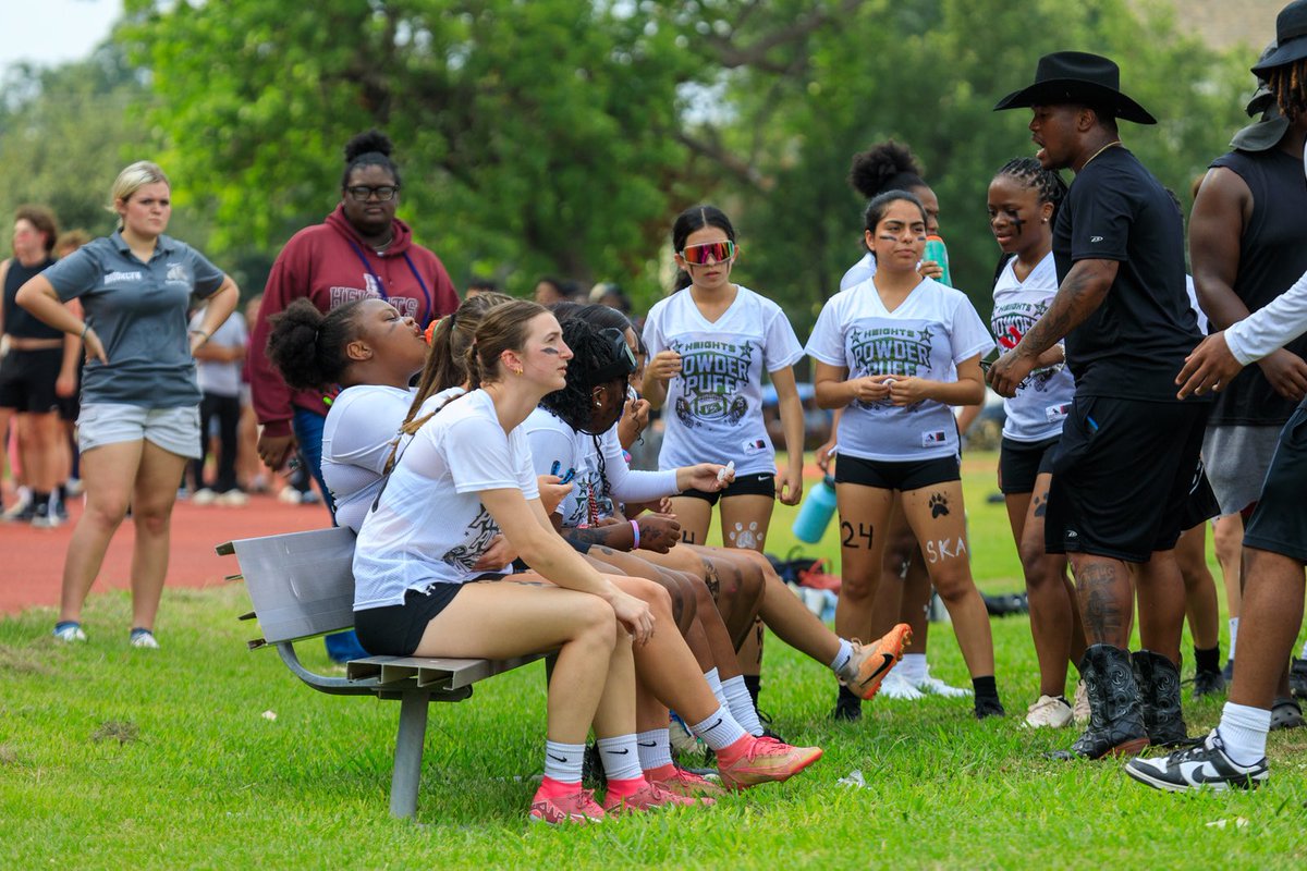 BC10___'s tweet image. Grateful to coach these amazing women athletes to victory and just the overall experience #powderpuff #seniors
@FrankM033 @lilnick045
