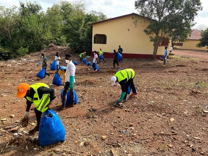 amadoucamara216's tweet image. Quelle belle initiative que d'organiser un marathon Ma Poubelle Mon Sac, de collecte des déchets pour célébrer la Journée Mondiale de l'Environnement !
Merci à tous🙏🏾 🚮🚶🏿‍♂️👌🏿♻️🚯👎🏿! 
Ensemble, agissons pour préserver notre planète !
@InstitutMines 
#Zérodéchets
#MPMS
#CAC
#Kibaro