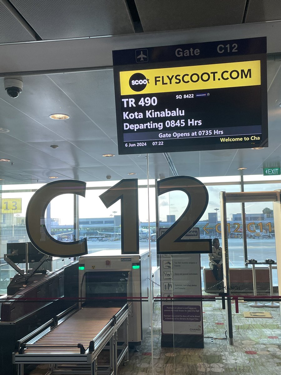 fireopal82's tweet photo. @flyscoot it’s misleading to promote “Board me first” when the flights are operating via a remote bay. https://t.co/auUZkw0niX