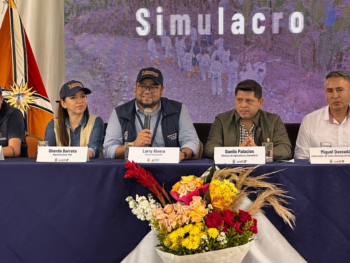 AgrocalidadEC's tweet photo. ✅ Con intercambio de experiencias, fortalecimiento de conocimientos y en equipo concluimos el simulacro de atención ante la posible llegada de #FocR4T al 🇪🇨.

🟢 Contamos con 120 participantes comprometidos con los productores para mantener el primer rubro de exportación: 🍌 https://t.co/325QmZLHBO