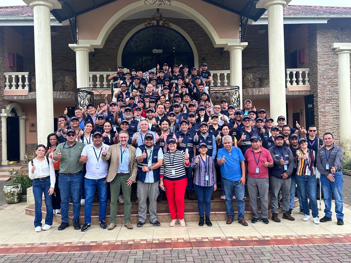 AgrocalidadEC's tweet photo. ✅ Con intercambio de experiencias, fortalecimiento de conocimientos y en equipo concluimos el simulacro de atención ante la posible llegada de #FocR4T al 🇪🇨.

🟢 Contamos con 120 participantes comprometidos con los productores para mantener el primer rubro de exportación: 🍌 https://t.co/325QmZLHBO