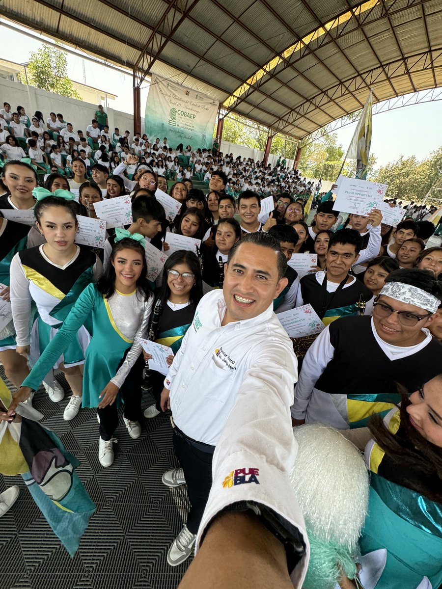 JoseLuisNajeraM's tweet photo. Soy fan de Tigres P-10 #Huauchinango Marching Band

Mira.
Hoy les reconocí por su dedicación y entrega. Lo han dado todo en el concurso de Marching Band, dejaron el alma y el corazón en el #desfile del #5demayo
Enhorabuena son un #orgulloCobaep https://t.co/yhUpK03ZgN