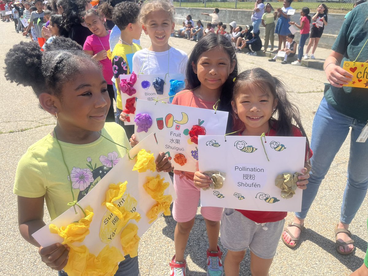 KimberlyKomocar's tweet photo. Another fun-filled reading week activity- YWES Vocabulary Parade!! Thank you to our amazing leadership team, teachers, TAs and staff for supporting this event.  SMILES EVERYWHERE 🤩🤩🤩@pvdschools @ElementaryZone @RIDeptEd https://t.co/W00WsLlvrX