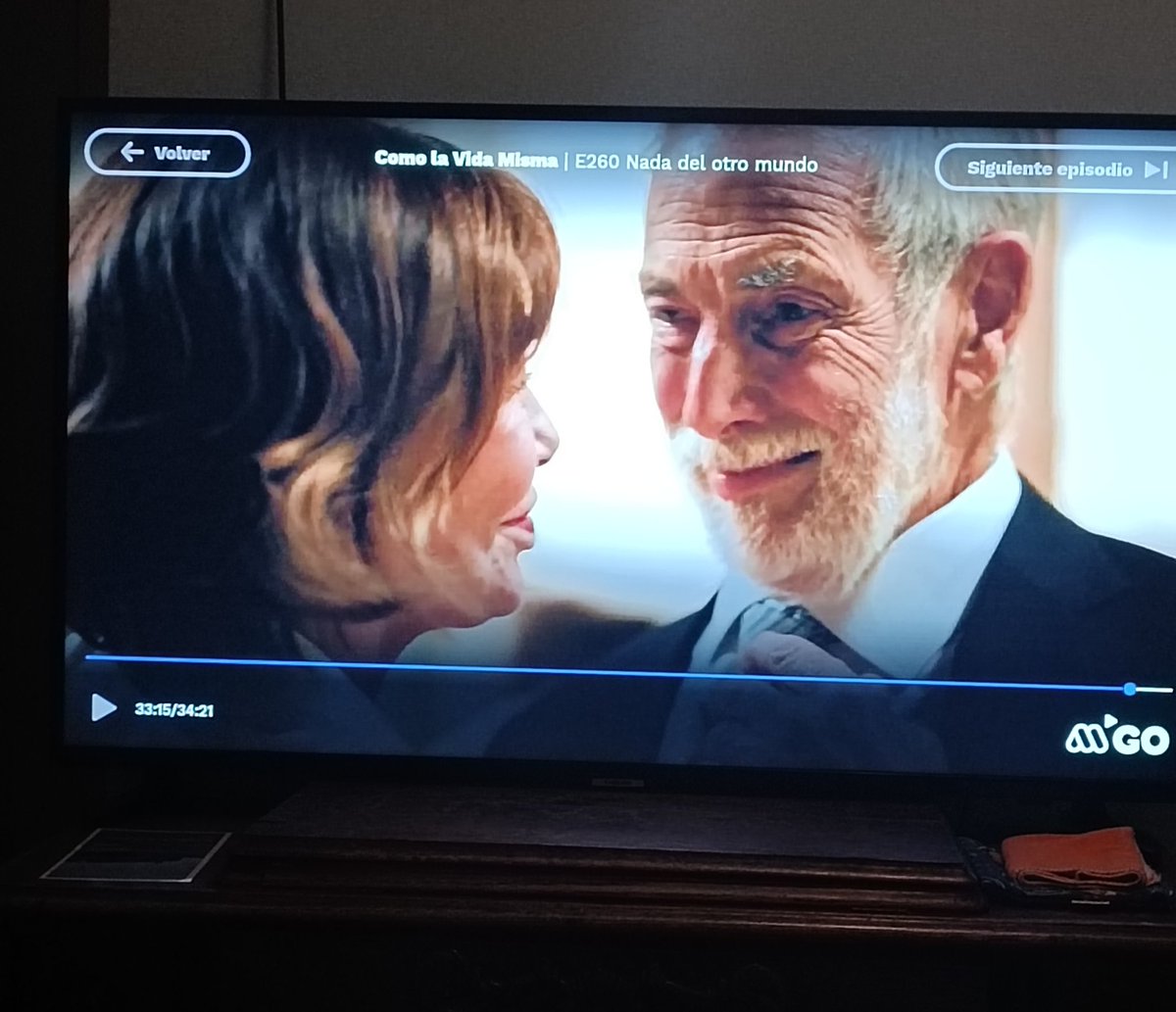 gemmyjones's tweet photo. Coca Guazzini y Héctor Noguera nos han dado una de las escenas más memorables y hermosas de las teleseries chilenas. 
Pedazo de actuación. 🥺🥺
Tuve que volver a verla .
Gracias a ambos. 🥰🥰
#comolavidamisma https://t.co/rdPyswLRXq