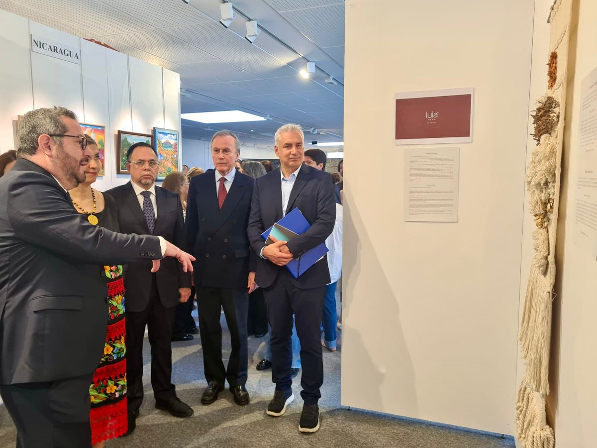 lula_mena's tweet photo. Muchas gracias a todo el equipo de la Embajada de El Salvador en Francia @EESAenFrancia por su apoyo en esta exposición. Felicidades por el maravilloso trabajo de promoción de nuestra cultura que estan desarrollando https://t.co/DfjaLKn0Fz