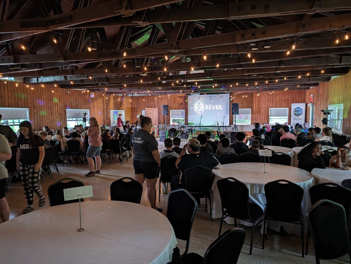 Les élèves <a href="/EECStAntoine/">École catholique Saint-Antoine</a> <a href="/ESCEJL/">École secondaire catholique E.J. Lajeunesse</a> <a href="/ESCLESSOR/">École secondaire catholique l'Essor</a> <a href="/EECSteCatherine/">École catholique Sainte-Catherine</a> <a href="/ESCStFXavier/">École secondaire catholique Saint-François-Xavier</a> attendent patiemment le spectacle  Le Réveil dans le cadre du stage Branche-toi <a href="/CscProvidence/">Csc Providence</a>