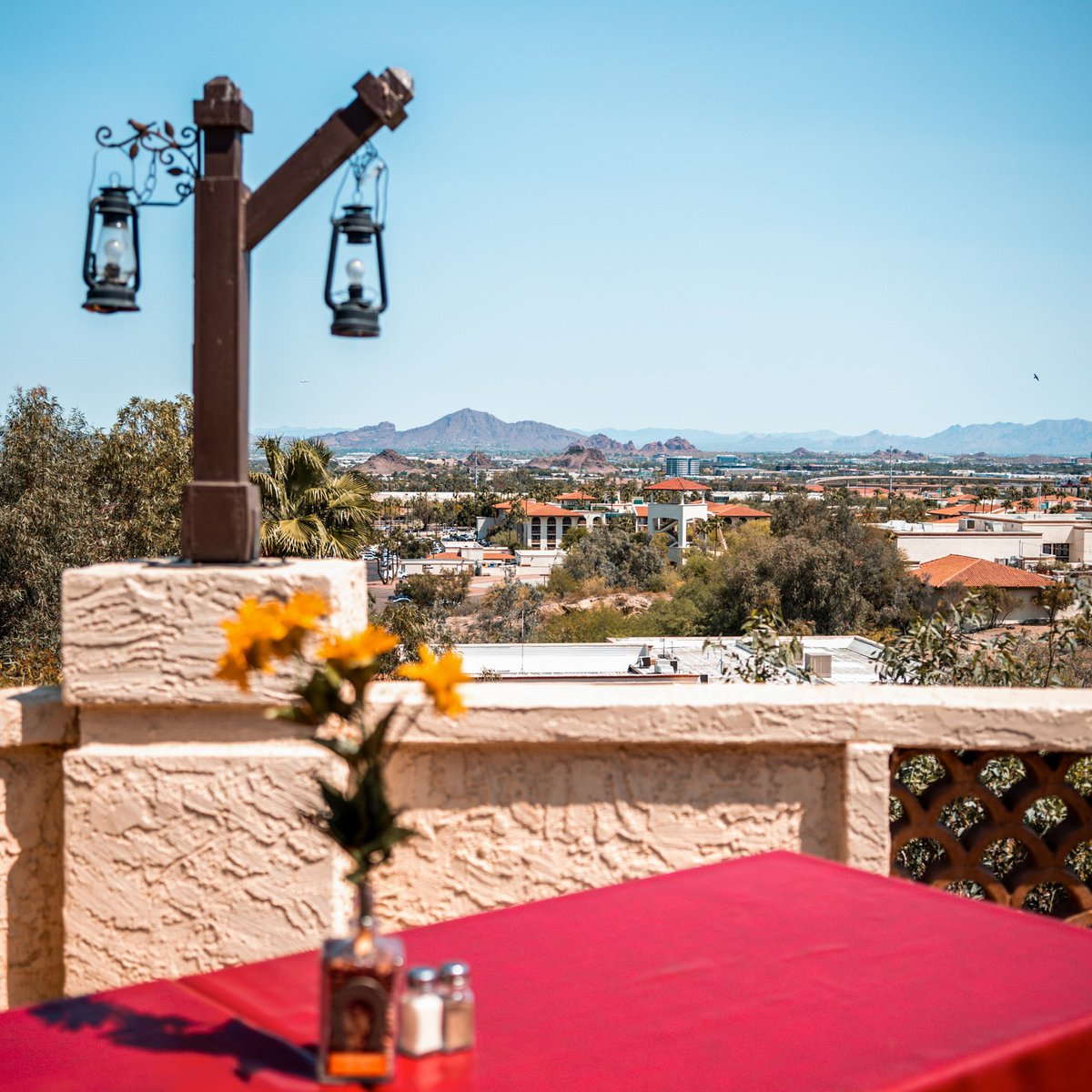 RustlersRooste's tweet photo. 🌵🥩With temps reachin’ a toasty 106f outside, come cool off while enjoyin’ a delicious steak &amp; cold refreshin’ drinks. 

Escape the scorchin’ sun &amp; join us for a relaxin’ and cool dinin’ experience atop South Mountain. 🍽️🍸

#Phoenix #arizona #steakhouse #RustlersRooste #CoolOff https://t.co/tgo5QwlqVB