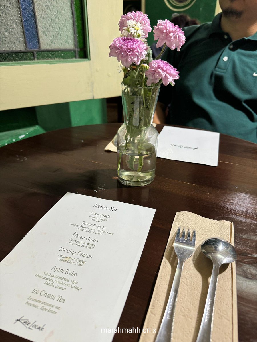 Fine dining di sudut gang ✨️

Tujuan utama roadtrip ke Solo kali ini adalah buat cobain makan di sini. Bener-bener berkesan. Tempatnya romantis, makanan yang disajikan semuanya Indonesian Fusion Food yang penampilannya cantik-cantik dan enak! 🌸