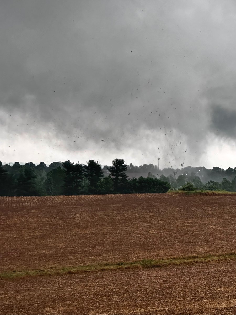 JonShilts's tweet photo. @wbaltv11 A tornado passed through the Westminster Regional Airport about 10 minutes ago. https://t.co/dBx4f3efJL