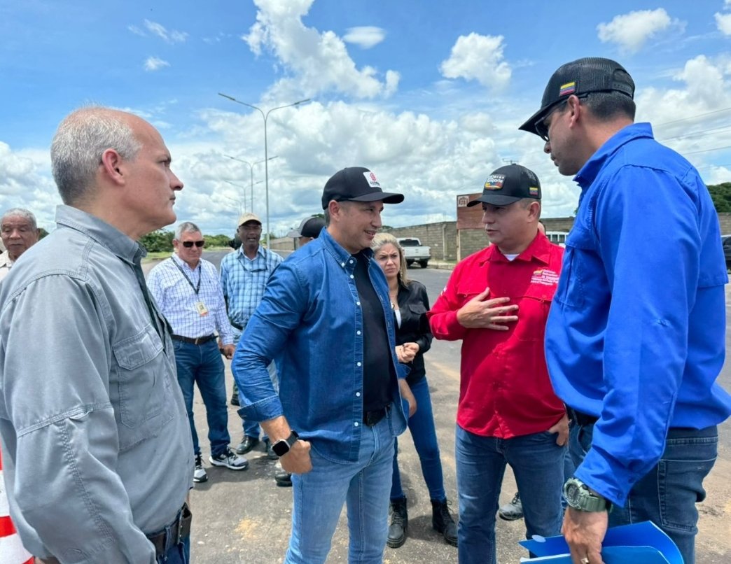 Inspección de obras estructurales, Calabozo, Guárico. Obras en materia vial y de infraestructura instruidas por <a href="/NicolasMaduro/">Nicolás Maduro</a> 
La Venezuela que alza con firmeza el Plan de las 7T Nets, y la mirada puesta en el futuro. De la resistencia a la ofensiva histórica

<a href="/TransporteGobVe/">Ministerio del Poder Popular para el Transporte</a>