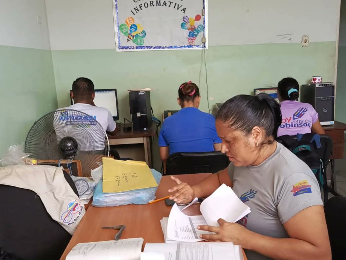 RobinsonPortugu's tweet photo. Misión Robinson 📚✏️ #Portuguesa

#05Jun //  El equipo Regional en revisión y control de los 1X10 de nuestros Misioneros para garantizar la victoria perfecta  este #28J 🗳️  con nuestro Presidente  Nicolás Maduro

#PuebloMaduroEnPaz
@nicolasmaduro
@_laavanzadora 
@Sociabolivarian https://t.co/0d06wQ25HT