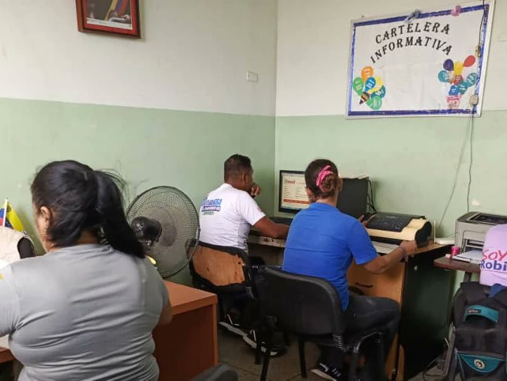 RobinsonPortugu's tweet photo. Misión Robinson 📚✏️ #Portuguesa

#05Jun //  El equipo Regional en revisión y control de los 1X10 de nuestros Misioneros para garantizar la victoria perfecta  este #28J 🗳️  con nuestro Presidente  Nicolás Maduro

#PuebloMaduroEnPaz
@nicolasmaduro
@_laavanzadora 
@Sociabolivarian https://t.co/0d06wQ25HT