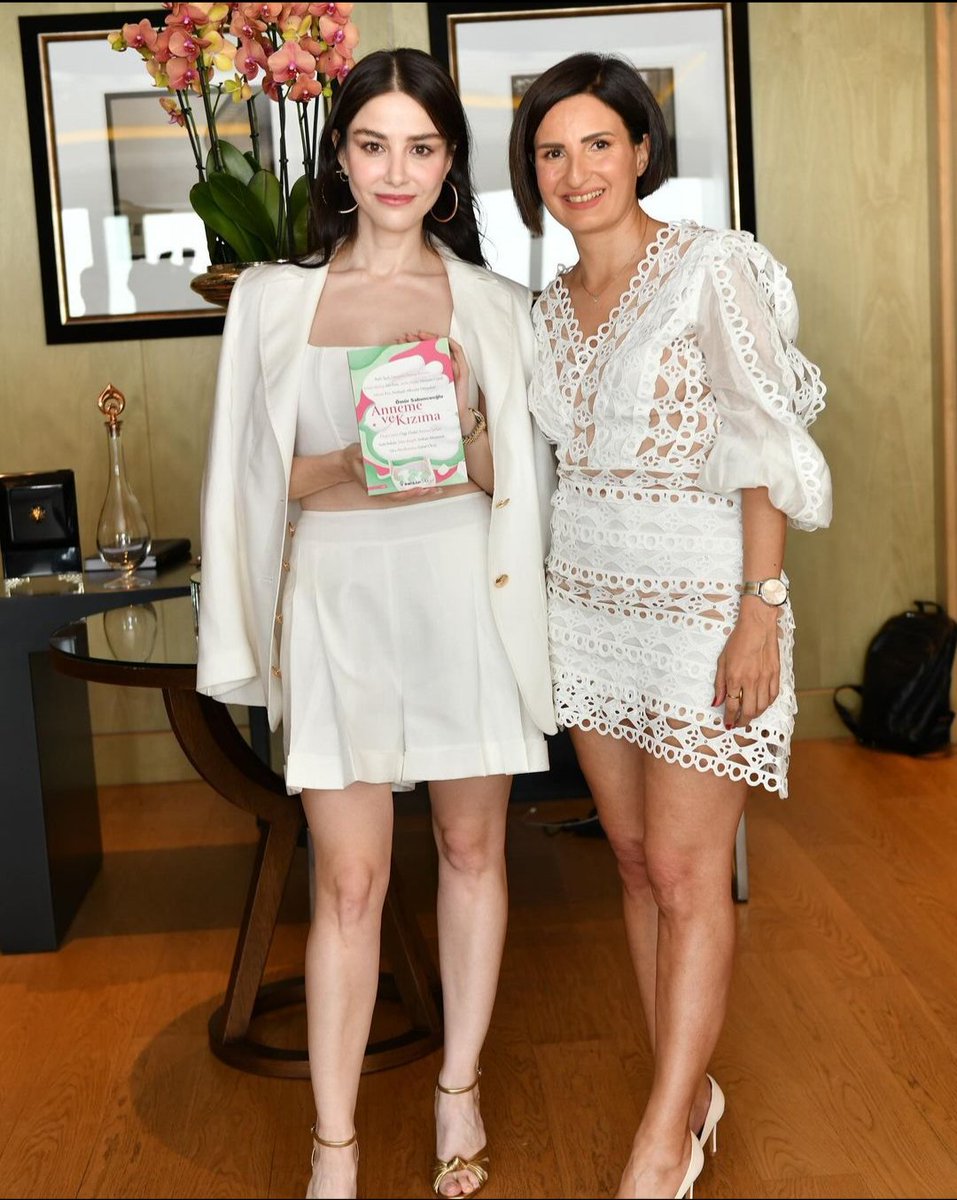 Simplemente Perfecta...
Özge  en la presentación del  libro de Ömür Sabuncuoglu 
"A mi madre y mi hija"
en el que <a href="/ozgecangurel/">Özge Gürel</a> también colaboró en la escritura 
#ÖzgeGürel