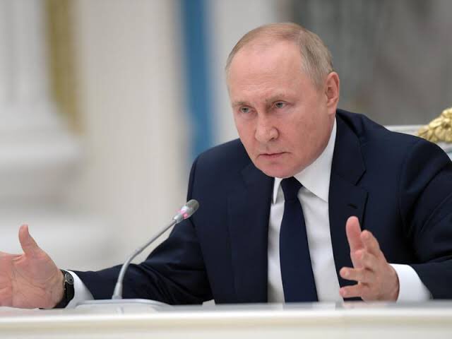 Putin:

"Dünya Sağlık Örgütü'nün bu saatten sonra benim ülkemde işi olamaz. Ulus devletlerini tehdit eden bir örgütü topraklarıma sokmuyorum. Uyarıyorum o aşılarınızla soykırım yapmayı derhal sonlandırın. Yoksa bunun bedelini en ağır şekilde ödersiniz"