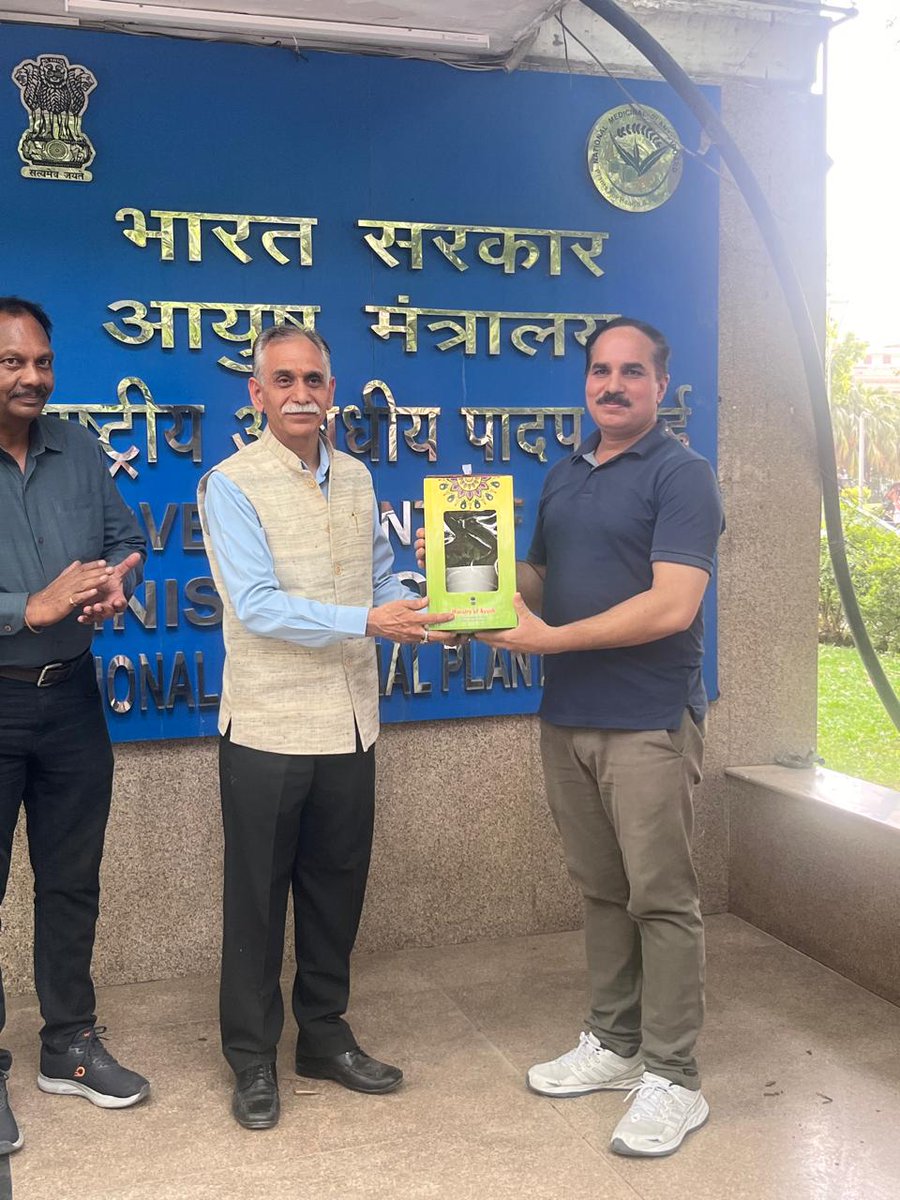 nmpb1's tweet photo. Plantation Drive and distribution of medicinal plants saplings for general awareness #prakriti #merilife #MissionLiFE #ProPlanetPeople #createlife https://t.co/mrnH6zoxJm