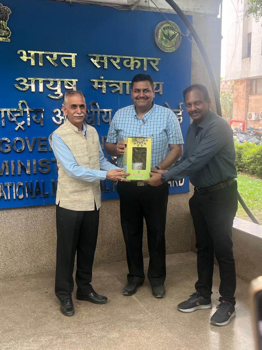 nmpb1's tweet photo. Plantation Drive and distribution of medicinal plants saplings for general awareness #prakriti #merilife #MissionLiFE #ProPlanetPeople #createlife https://t.co/mrnH6zoxJm