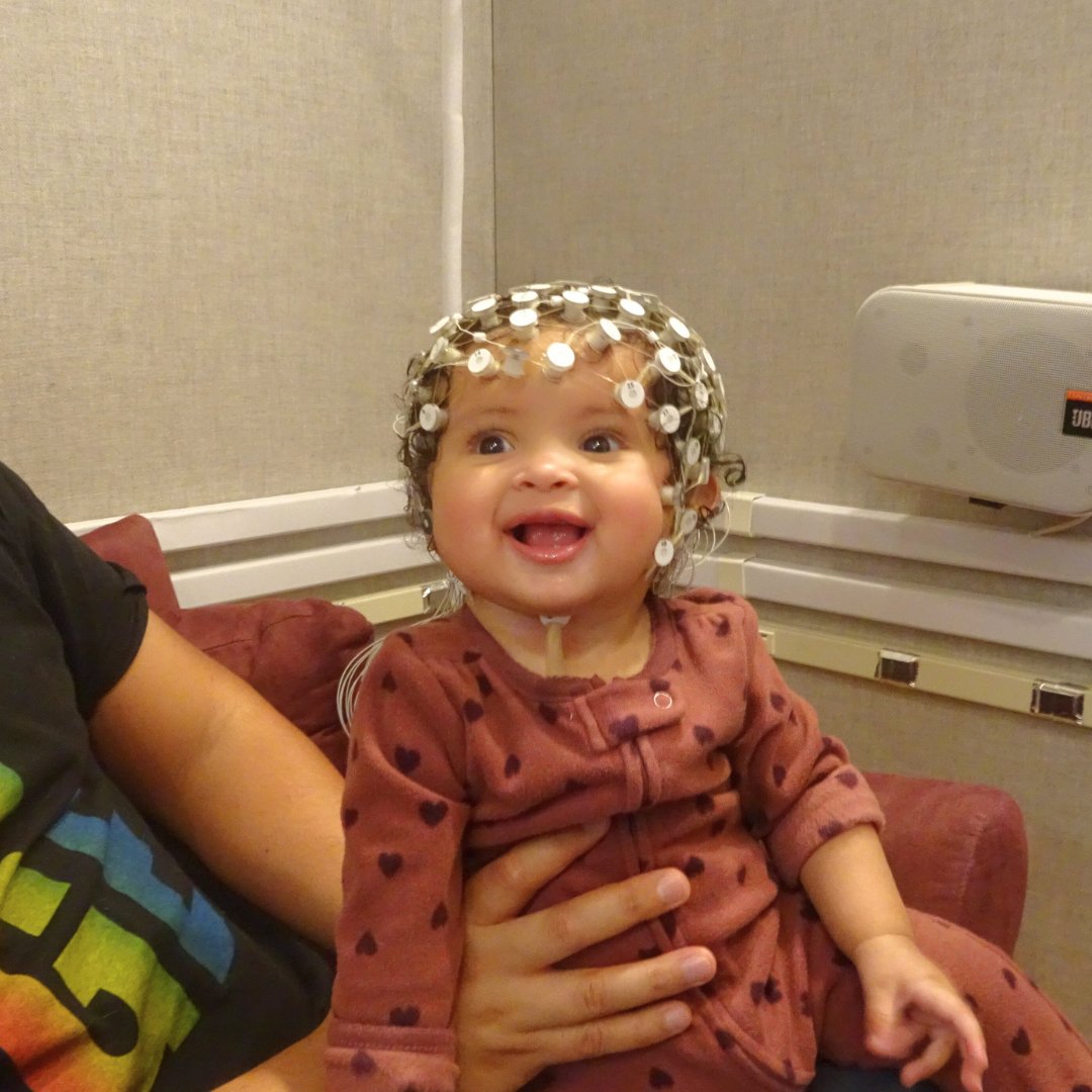 Baby scientist smiles are the best kind of smiles! (Although, we admit we’re a *little* biased 😉)

#babyscientist #rutgersnewark #cmbn #neuroscience #babyneuroscience #njbaby #njmommy #rutgersuniversity