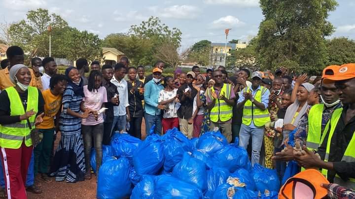 amadoucamara216's tweet image. Quelle belle initiative que d'organiser un marathon Ma Poubelle Mon Sac, de collecte des déchets pour célébrer la Journée Mondiale de l'Environnement !
Merci à tous🙏🏾 🚮🚶🏿‍♂️👌🏿♻️🚯👎🏿! 
Ensemble, agissons pour préserver notre planète !
@InstitutMines 
#Zérodéchets
#MPMS
#CAC
#Kibaro