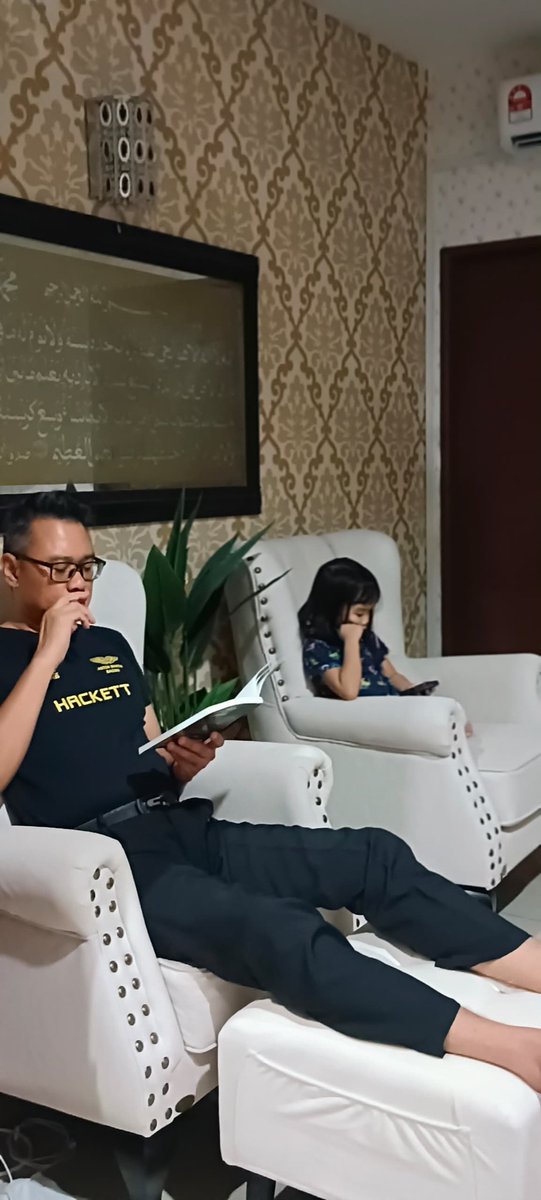 hyhasrul's tweet photo. Lepas makan malam, rutin biasa rilek2 baca buku https://t.co/i3aG6mMl7I