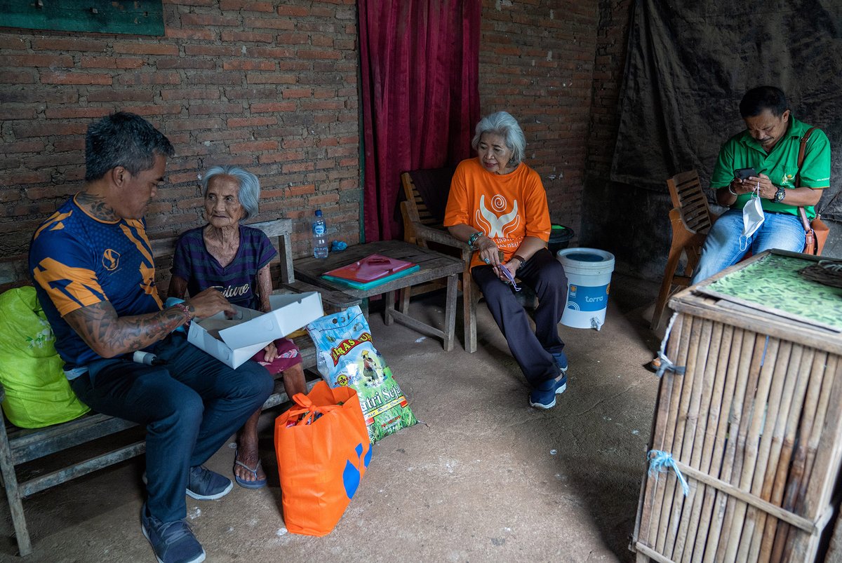 Hasil penjualan Photobook Hope and Freedom ini seluruhnya digunakan untuk memberi bantuan sembako kepada ODGJ Berat dan keluarganya di Bali.
tokopedia.com/nhbooks/buku-h…