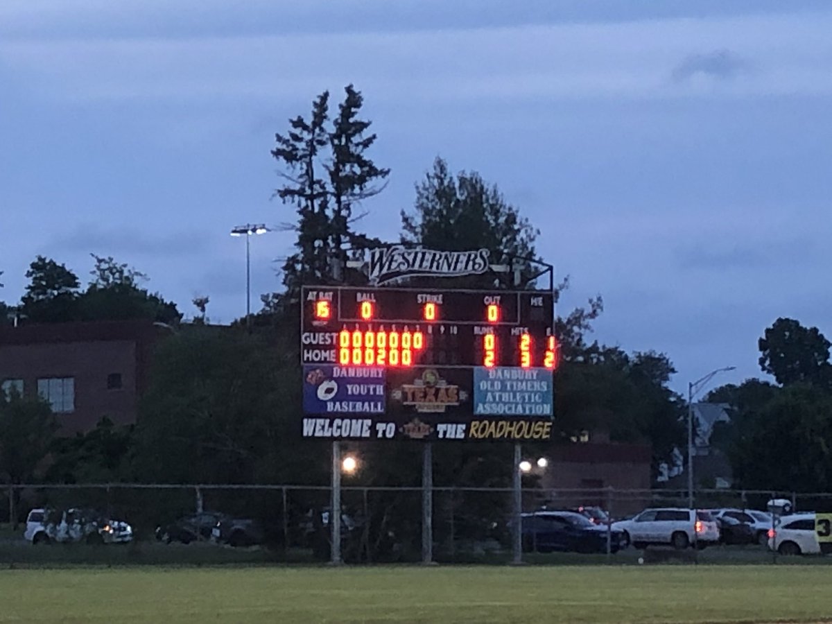 danbwesterners's tweet image. After six at Rogers Park the Westerners now lead 2-0 courtesy of a Hayden Miller two-run home run. 

#NECBL #GOWESTERNERS