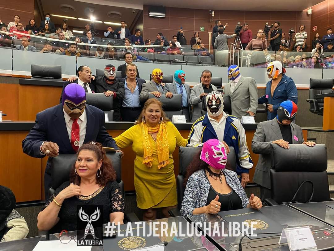 LaTijeraLucha's tweet photo. Nos unimos a la pena que embarga a familiares y amigos del gran #Signo, un luchador ejemplar que marcó una época, que el día de hoy ha partido a la #ArenaCelestial.
Un tipo sin igual don #AntonioSanchezRendon figura del #ToreoDeCuatroCaminos y eje de los #MisionerosDeLaMuerte... https://t.co/vSo9sN2rvY