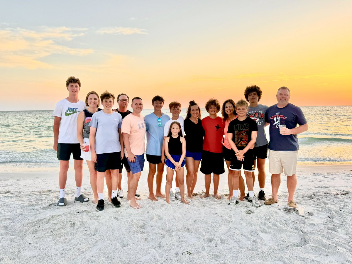 blake_benton's tweet photo. Fantastic kick off to summer this week on Anna Maria Island. Good times with great friends and managed to catch our 1st Tarpon! 🤟🏼🤙🏻🐬😎🦜 #howluckyami #annamariaisland https://t.co/P48d2f1aLH