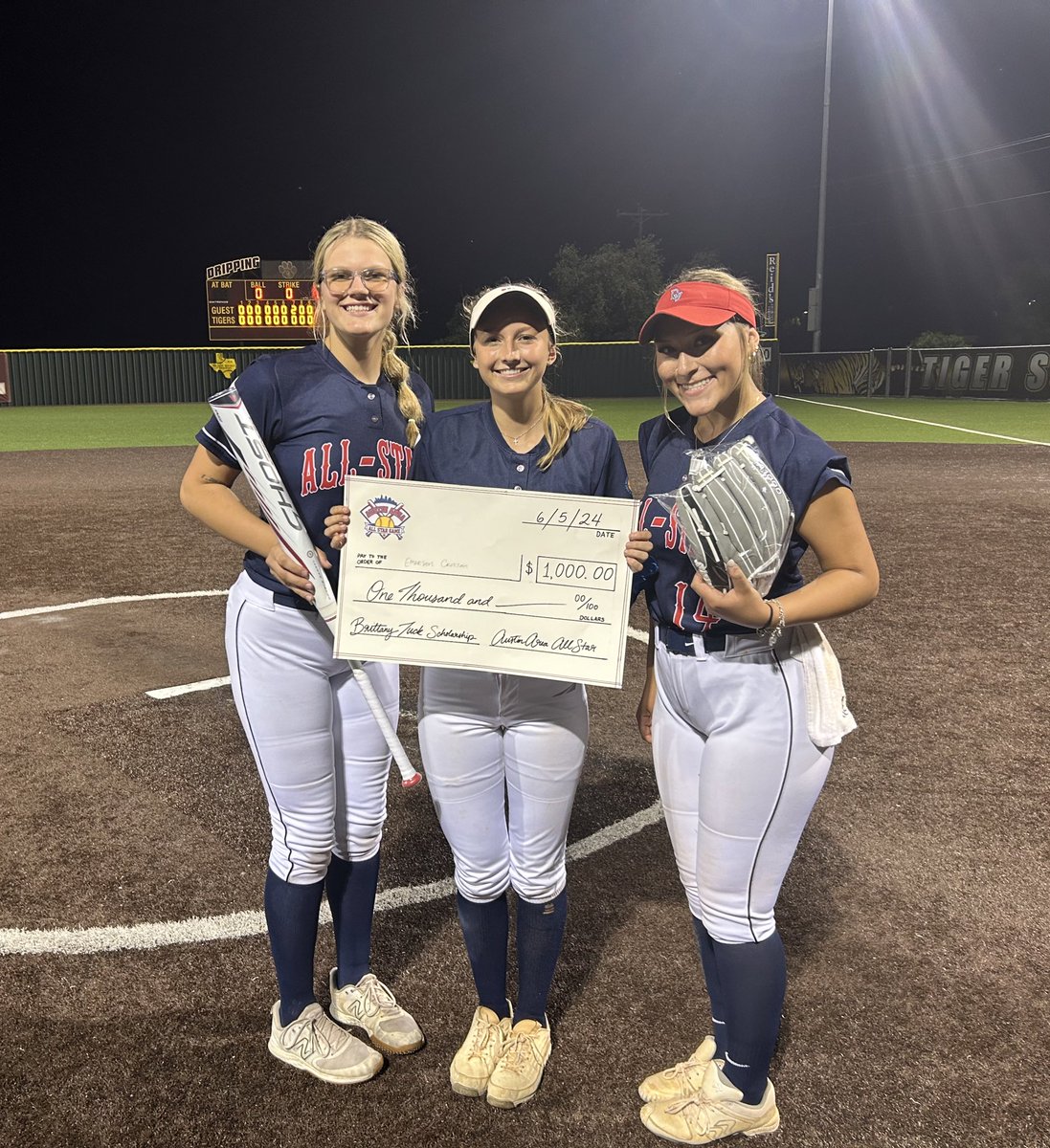 AustinAreaAllS1's tweet image. And the South team wins 2-0! South MVP-Emerson Crossan (Westlake)
South silver slugger-Dee Dee Baldwin (Canyon)
South Golden Glove-Tiffany Sanchez (Del Valle)