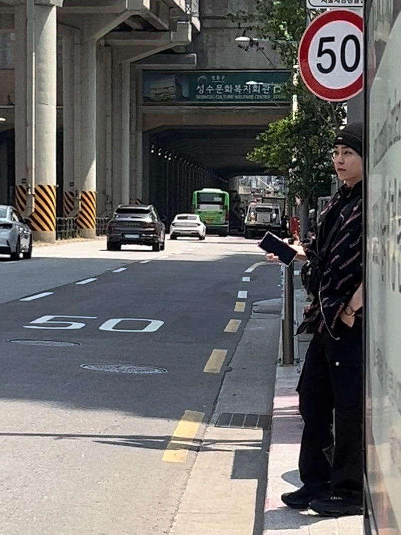 어 이거 그 b로 도배된 옷이다