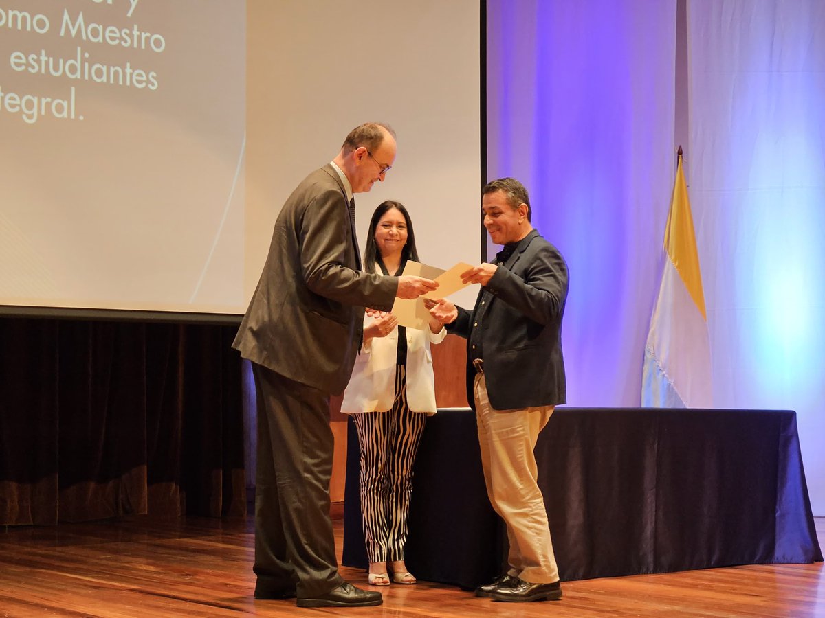 RectorJaveCali's tweet photo. El desarrollo de la @javerianacali se da al poner el conocimiento al servicio de la sociedad a través de profesionales íntegros. Hoy reconocemos a los profesores javerianos, quienes desde la integración del servicio, la docencia y la investigación forman los mejores para el mundo https://t.co/KxSffzcgIn