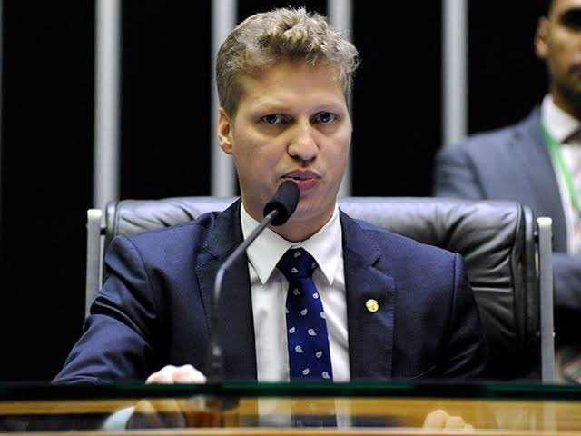 ThiagoBagatin's tweet image. Atenção! Esse é o deputado bolsonarista Marcel van Hattem, que entrou na justiça pra impedir que Lula importe arroz pra vender por R$ 4,00 o quilo. Qdo vc for ao mercado e constatar que o arroz está caro, lembre que o culpado é o bolsonarista Marcel van Hattem.