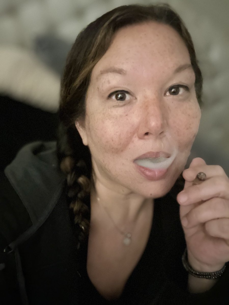 Shelley_Knight1's tweet photo. A rundown of my day. Now it’s time for some John Wick 4. Or maybe Nobody. And time to do the weed some more. Strain, Crmble Cake. Indica! #needtorest #soitriedanewrecipe #itwashellagood #stonerbabe #iwillshowyouthings 😇🔥💛🎬 https://t.co/wkJxmxVPbR