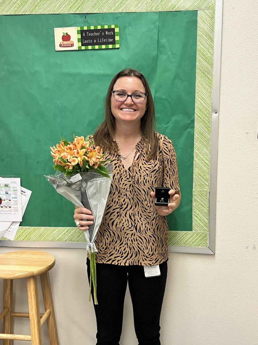 Gonzales_MSMath's tweet image. Today we celebrated our MS Math Bridge District teacher, @GwendolynBoudr7! 10 years as a math teacher in Northside!! We are looking forward to many more!