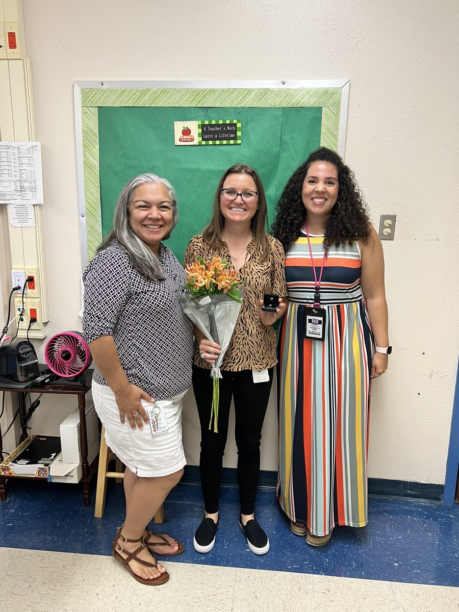 Gonzales_MSMath's tweet image. Today we celebrated our MS Math Bridge District teacher, @GwendolynBoudr7! 10 years as a math teacher in Northside!! We are looking forward to many more!