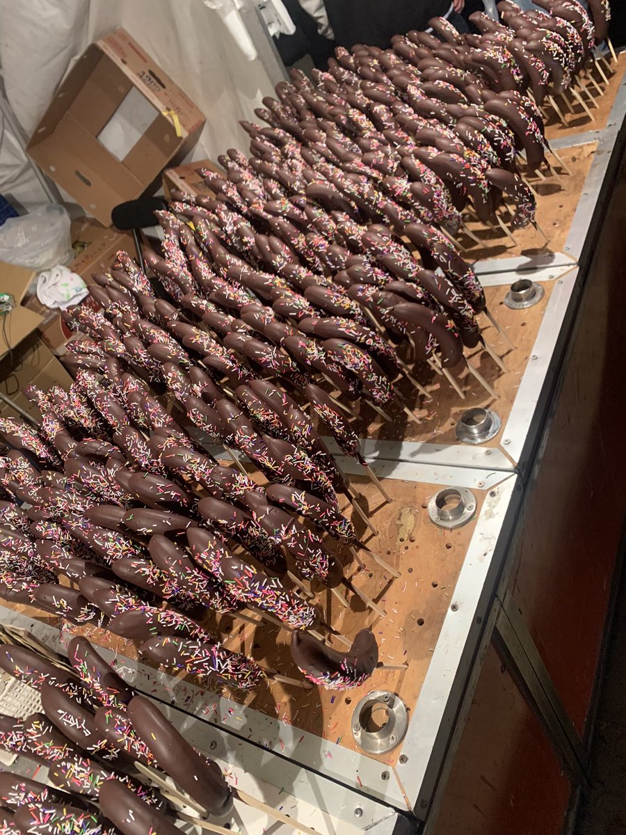 宅配は年末も休みなく忙しいけど、
毎年きっちり神社で年越しする！
この量のチョコバナナ見たのは
初めてだったなぁ。