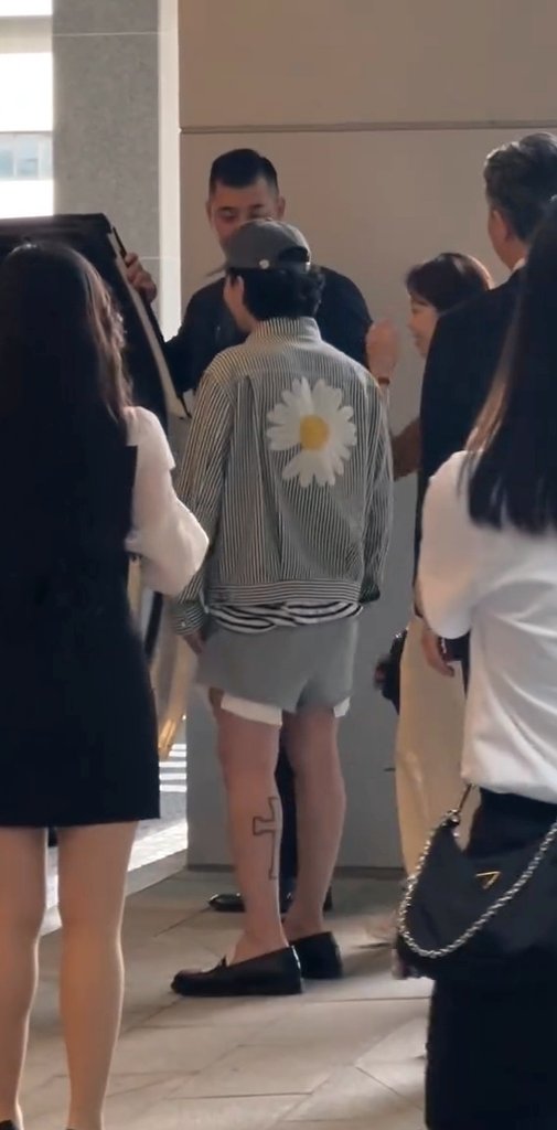 WhiteTamar1's tweet photo. 😍🌼
#GDRAGON legs 😗 https://t.co/tRTUH6NZ3j