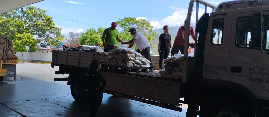 PrensaBnbt's tweet photo. La #GMBNBT #Mérida apoya al Gobernador del Estado @JEHYSONGUZMAN en el traslado de 3 ton de proteína y 5 ton de combos de comida para el PAE  desde los Municipio Libertador y Sucre hasta el municipio Obispo Ramos de Lora. @NicolasMaduro @delcyrodriguezv  @GRaulparedes https://t.co/xx8CuPI0ho