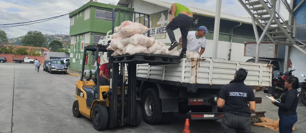 PrensaBnbt's tweet photo. La #GMBNBT #Mérida apoya al Gobernador del Estado @JEHYSONGUZMAN en el traslado de 3 ton de proteína y 5 ton de combos de comida para el PAE  desde los Municipio Libertador y Sucre hasta el municipio Obispo Ramos de Lora. @NicolasMaduro @delcyrodriguezv  @GRaulparedes https://t.co/xx8CuPI0ho