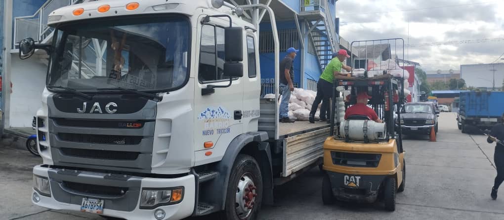 PrensaBnbt's tweet photo. La #GMBNBT #Mérida apoya al Gobernador del Estado @JEHYSONGUZMAN en el traslado de 3 ton de proteína y 5 ton de combos de comida para el PAE  desde los Municipio Libertador y Sucre hasta el municipio Obispo Ramos de Lora. @NicolasMaduro @delcyrodriguezv  @GRaulparedes https://t.co/xx8CuPI0ho