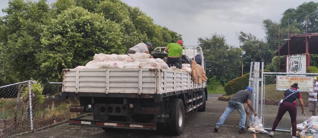 PrensaBnbt's tweet photo. La #GMBNBT #Mérida apoya al Gobernador del Estado @JEHYSONGUZMAN en el traslado de 3 ton de proteína y 5 ton de combos de comida para el PAE  desde los Municipio Libertador y Sucre hasta el municipio Obispo Ramos de Lora. @NicolasMaduro @delcyrodriguezv  @GRaulparedes https://t.co/xx8CuPI0ho