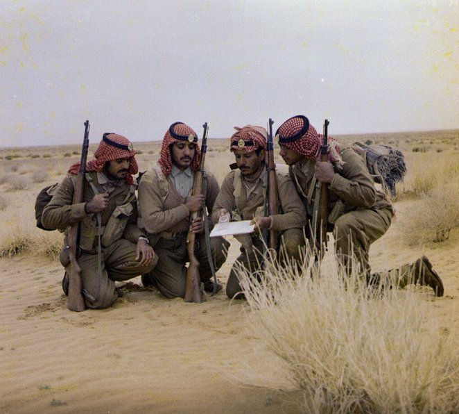 ashiq_almadi's tweet photo. أفراد من الحرس الوطني قبل ٤٦ سنة
يوجد بينهم شاعر عرف بشاعر الوطن .. ماهو اسمه ومن هو من بينهم في الصورة؟ https://t.co/ETTMFeUak9