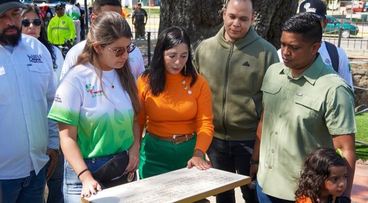 Hoy #5deJun Recibimos en el Municipio Santiago Mariño del estado Bolivariano de Aragua,a Rosinés Chávez presidenta de Misión Arbol, donde realizamos un recorrido por el monumento Samán de Güere en el marco del Día del Ambiente
#ComunicadoresLegislativo #MunicipioMariño