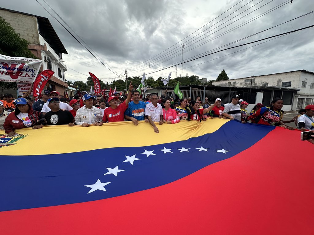 Las calles de Unare se desbordaron, porque la esperanza de Nicolás Maduro sigue más viva que nunca. El 28 de Julio, le vamos a decir que no a los patarucos y si al futuro y progreso de Venezuela. 
<a href="/NicolasMaduro/">Nicolás Maduro</a> 
#PuebloMaduroEnPaz