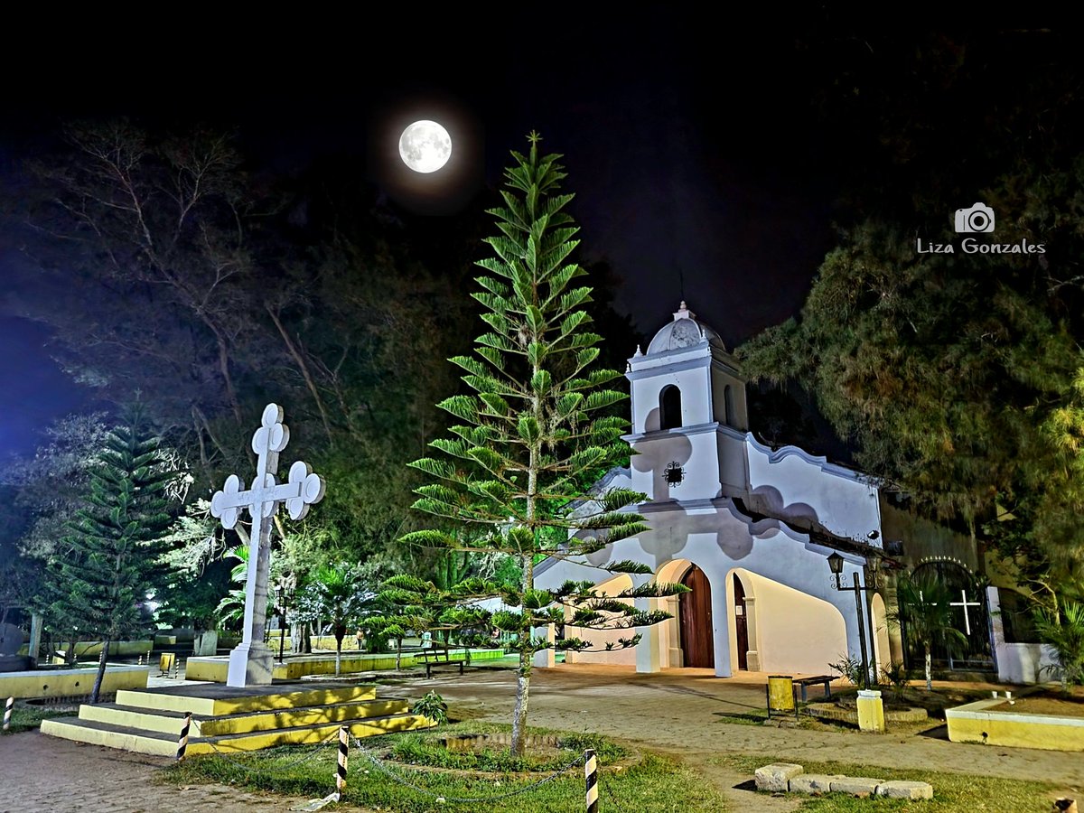 Ojojona, Honduras

Iglesia de Nuestra Señora del Carmen, Ojojona.
Construida en el año 1856, por el Padre Diego Rafael Zelaya.