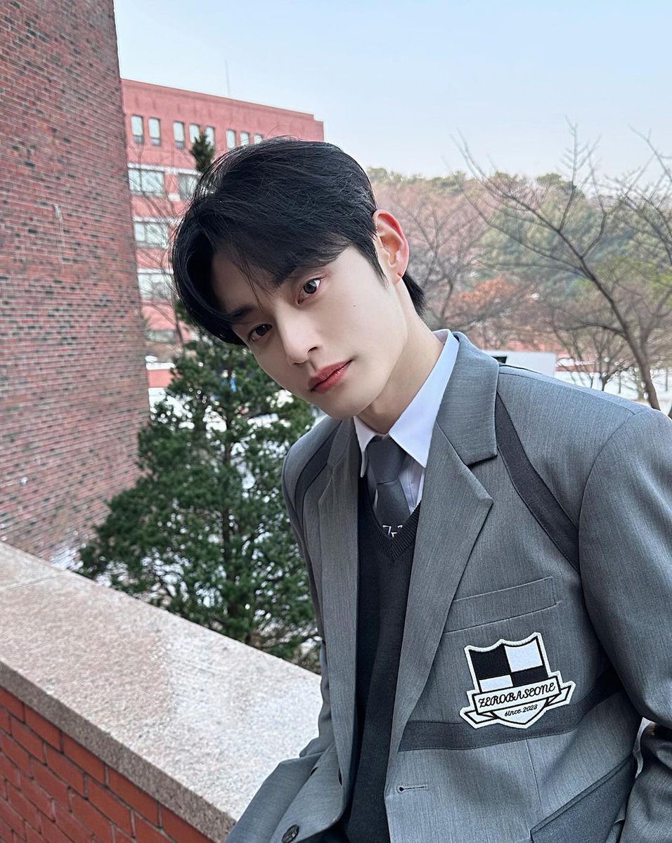 Put on my school uniform, and I am transported back in time to the carefree days of my youth, brimming with energy and excitement.
ㅤㅤㅤ