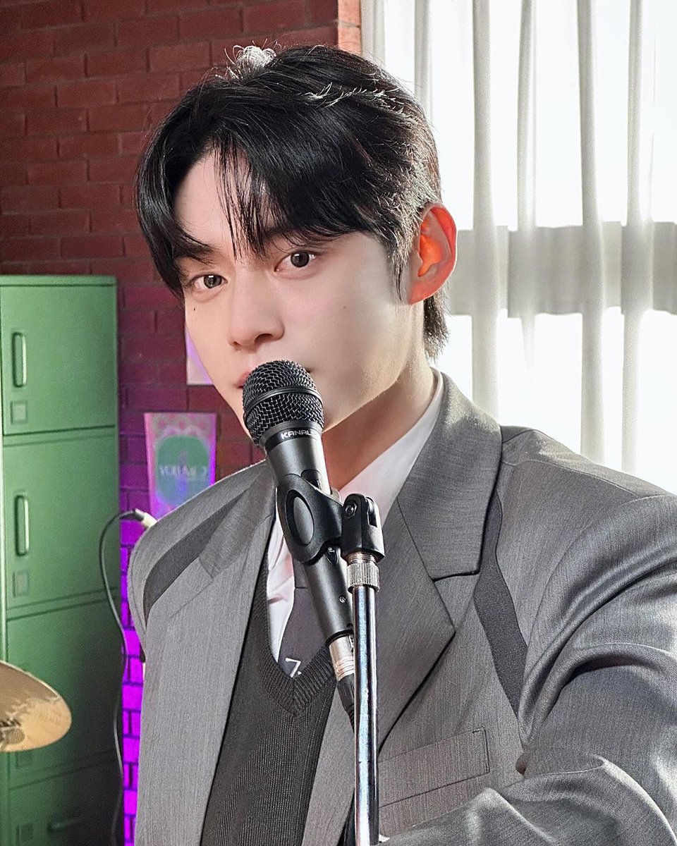 jiwoonhg's tweet photo. I held the pail of flowers in my hand and grinned as thoughts of you raced through my mind, levitating on my head, accompanying me on this journey.
ㅤㅤㅤ https://t.co/7rjdsCNInC