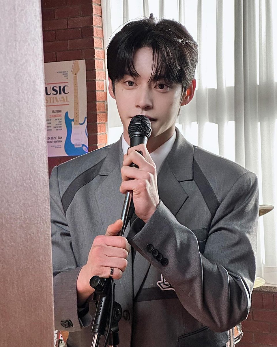 jiwoonhg's tweet photo. I held the pail of flowers in my hand and grinned as thoughts of you raced through my mind, levitating on my head, accompanying me on this journey.
ㅤㅤㅤ https://t.co/7rjdsCNInC