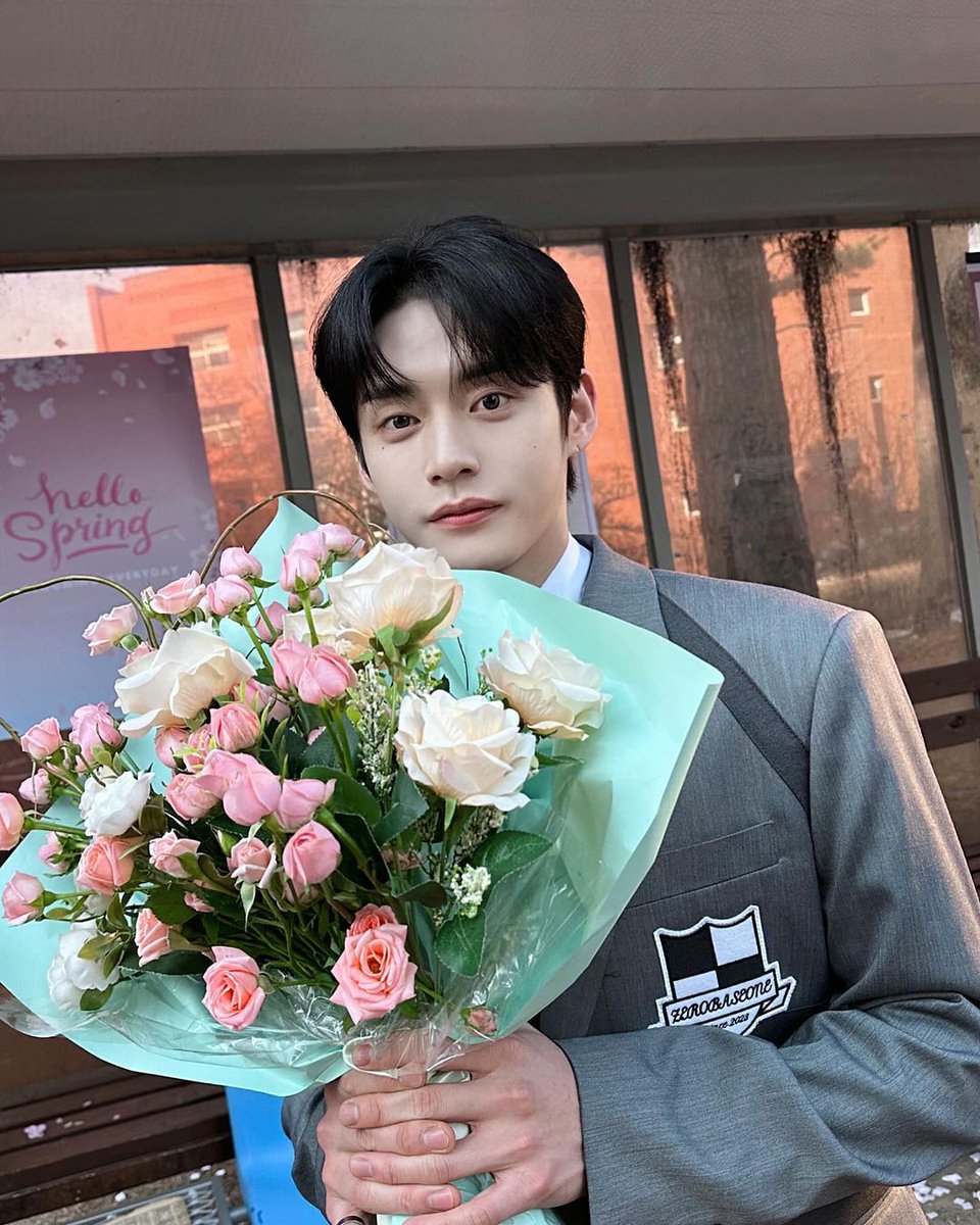 I held the pail of flowers in my hand and grinned as thoughts of you raced through my mind, levitating on my head, accompanying me on this journey.
ㅤㅤㅤ