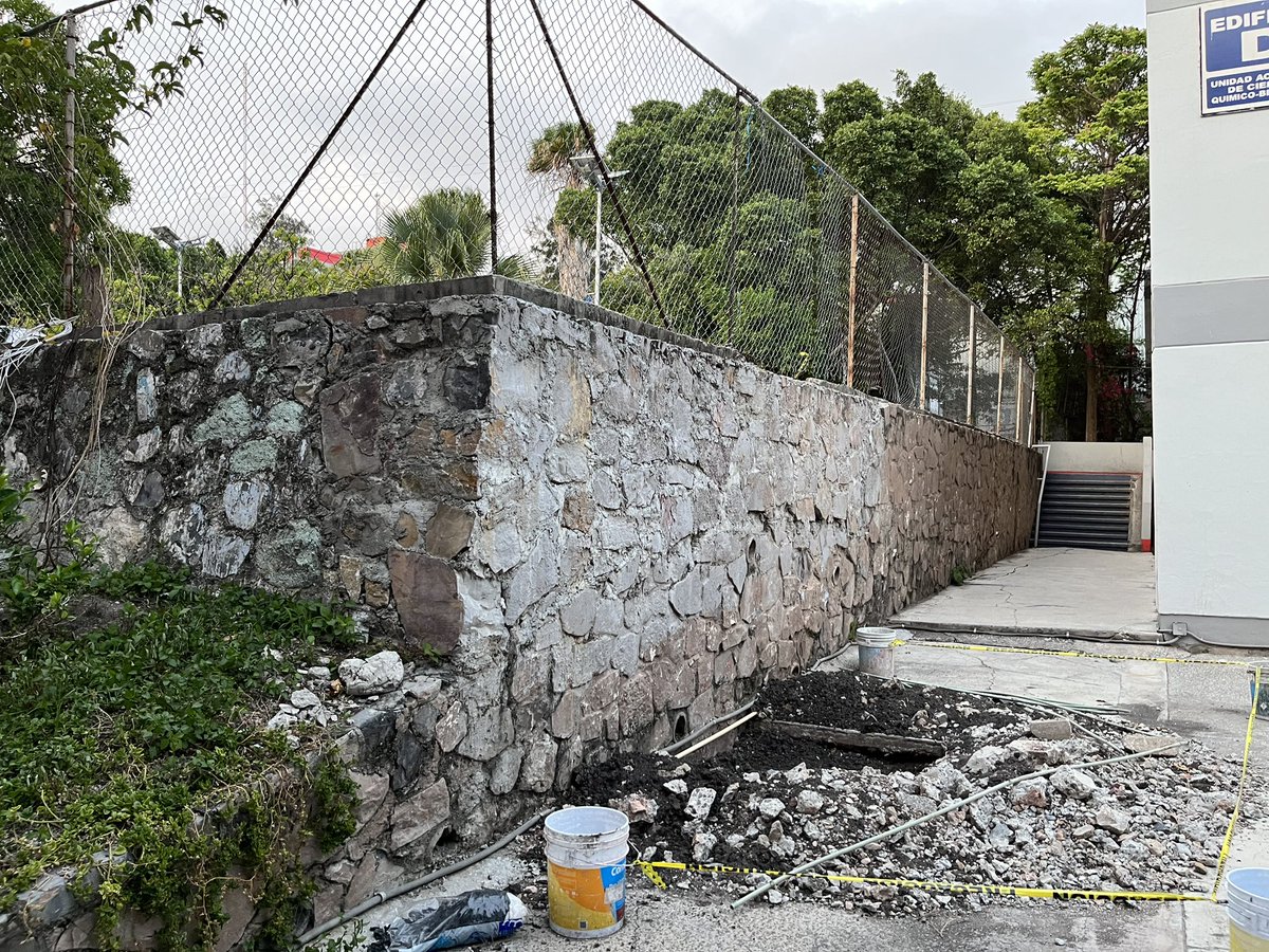 FCQBUAGRO's tweet photo. Así quedó la entrada que construimos la administración 2018-2024 desde el estacionamiento hacia los edificios C y D, una entrada que era muy necesaria en beneficio de nuestra comunidad https://t.co/Jko1zeD7Kz