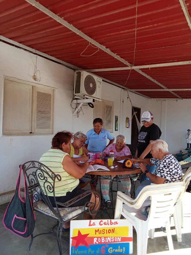 MRobinsonLara's tweet photo. #Hoy// Conversatorio en municipio Iribarren sobre el día mundial del medio ambiente, como debemos cuidar y conservar nuestro planeta

#PuebloMaduroEnPaz

@NicolasMaduro 
@_LaAvanzadora 
@Sociabolivarian 
@MisinRobinsonP2 https://t.co/bPPzCmtkOM